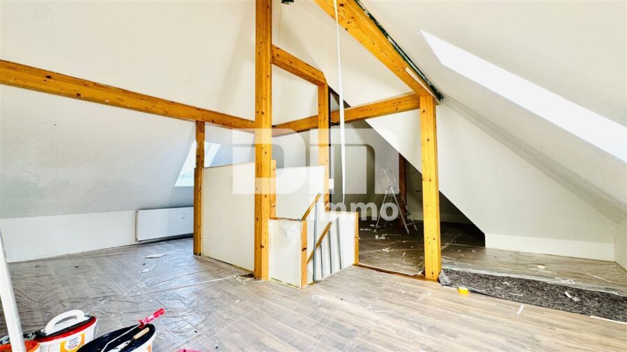Umfangreich saniertes Gebäudeensemble mit 8 Wohneinheiten / 4 Garagen - Haupthaus links DG Maisonette / 2. Ebene